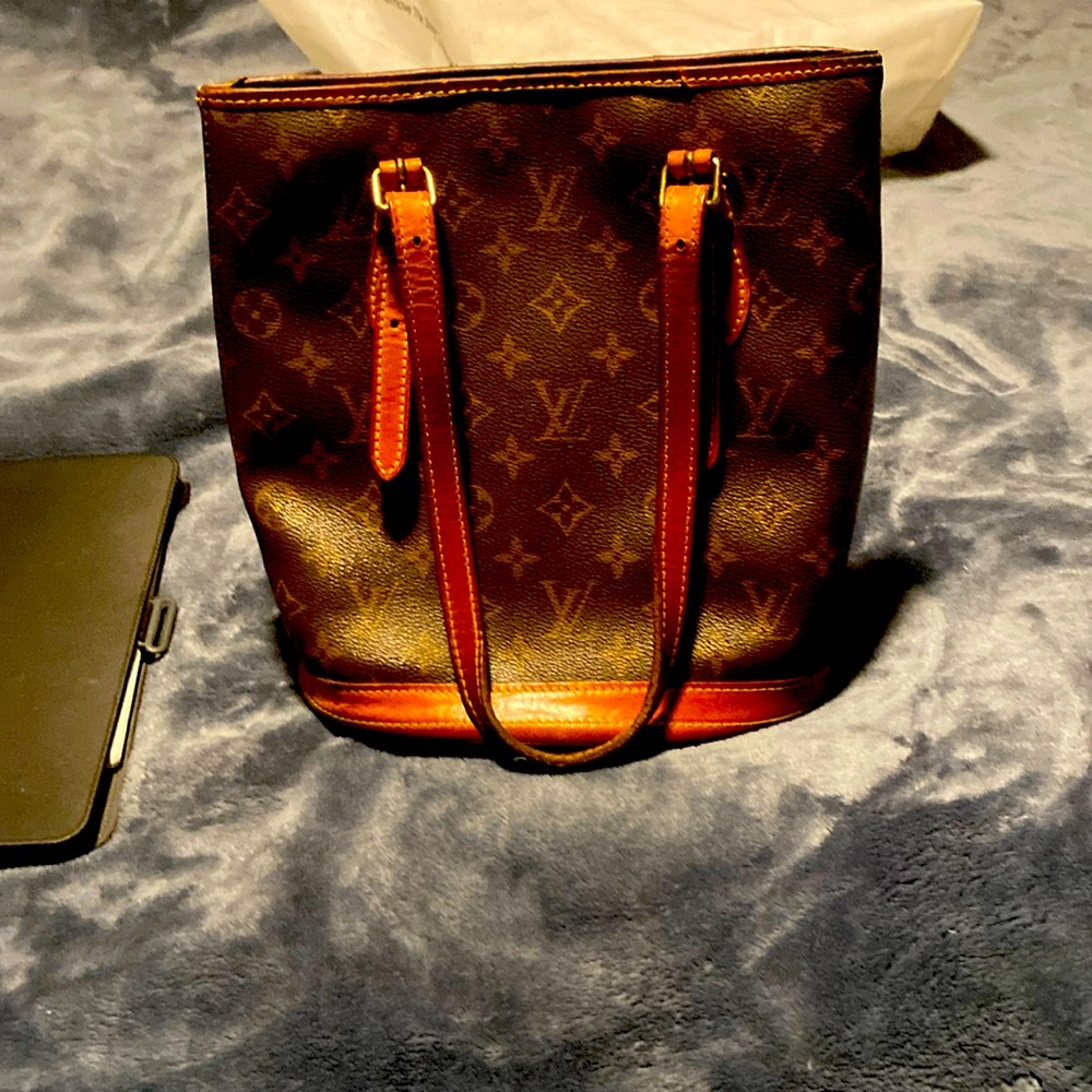 Beautiful inside and out EUC bucket bag comes with a dust bag handles are good